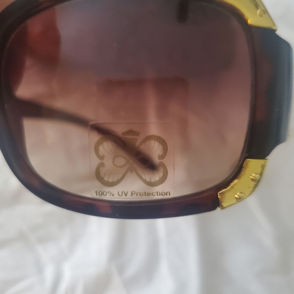 Curations Sunglasses with Case - Picture 5 of 7